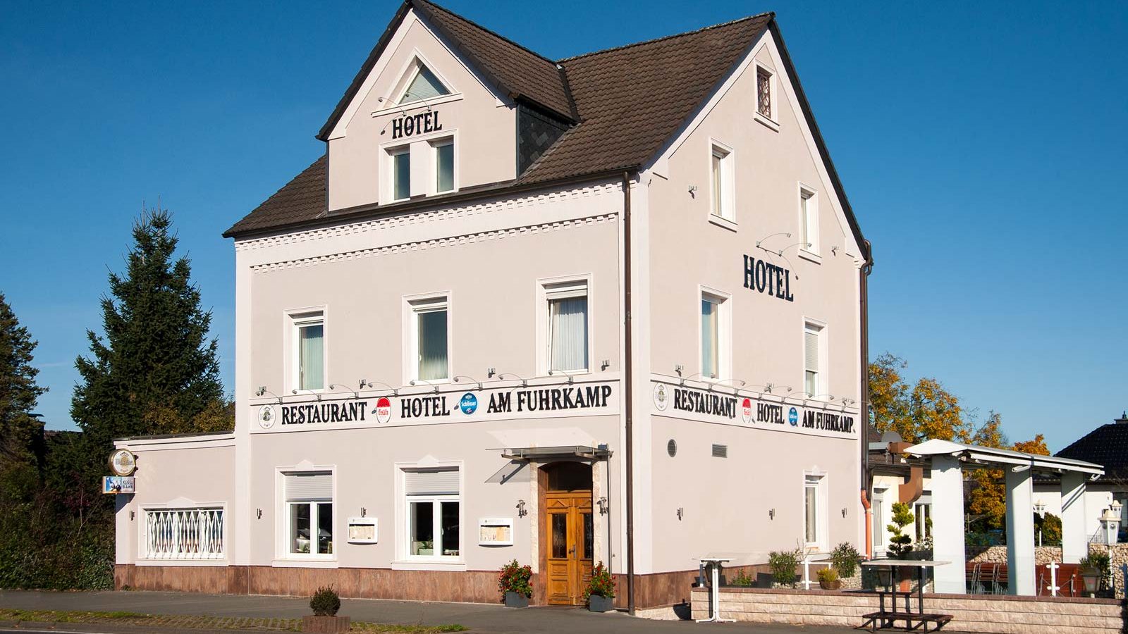 Außenansicht des Hotel-Restaurants am Fuhrkamp in Langenfeld bei blauem Himmel