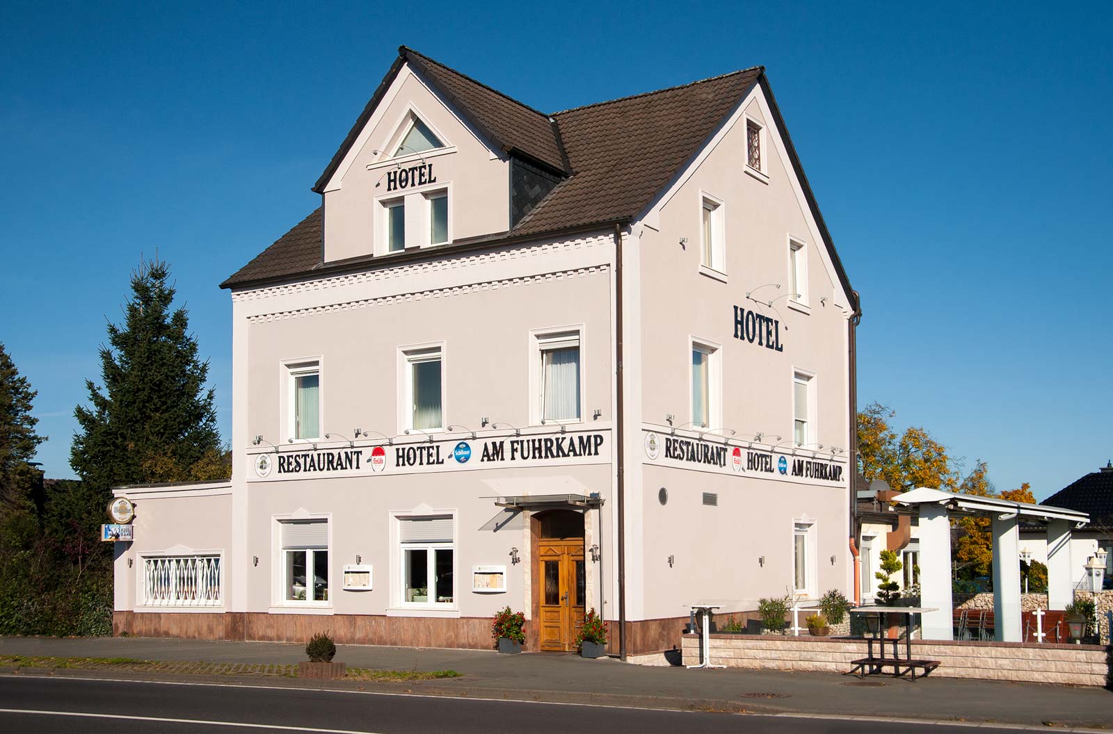 Außenansicht des Hotel-Restaurants am Fuhrkamp in Langenfeld bei blauem Himmel