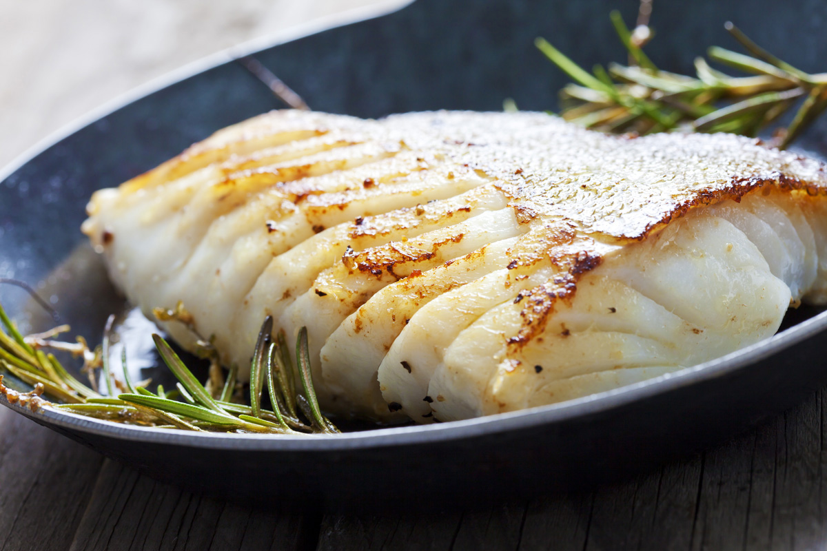 Gebratenes Fischfilet mit Rosmarin, serviert in der Pfanne