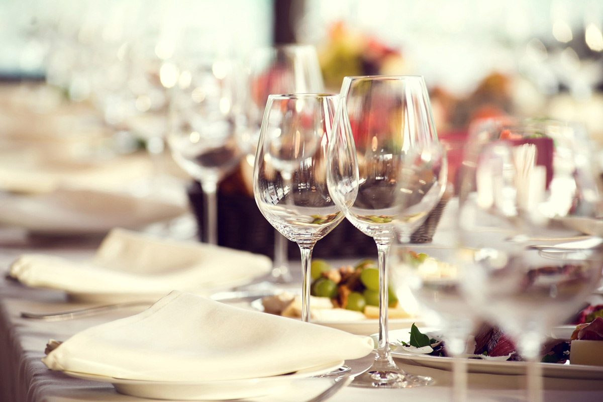 Eingedeckter Tisch mit Weingläsern im Restaurant am Fuhrkamp