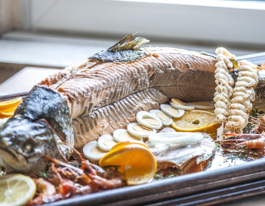 Bunte Vorspeisenplatte mit gefüllten Gemüsen für Catering und Feiern