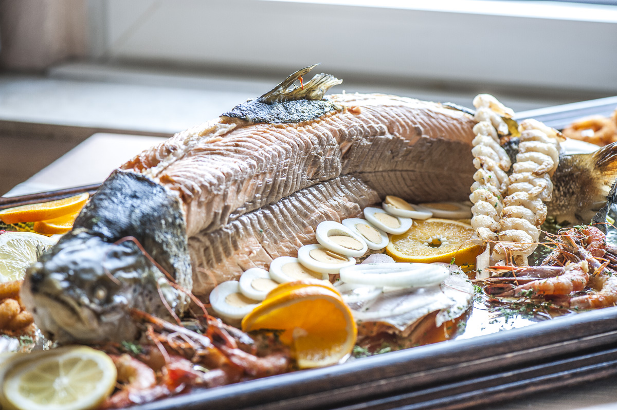Bunte Vorspeisenplatte mit gefüllten Gemüsen für Catering und Feiern