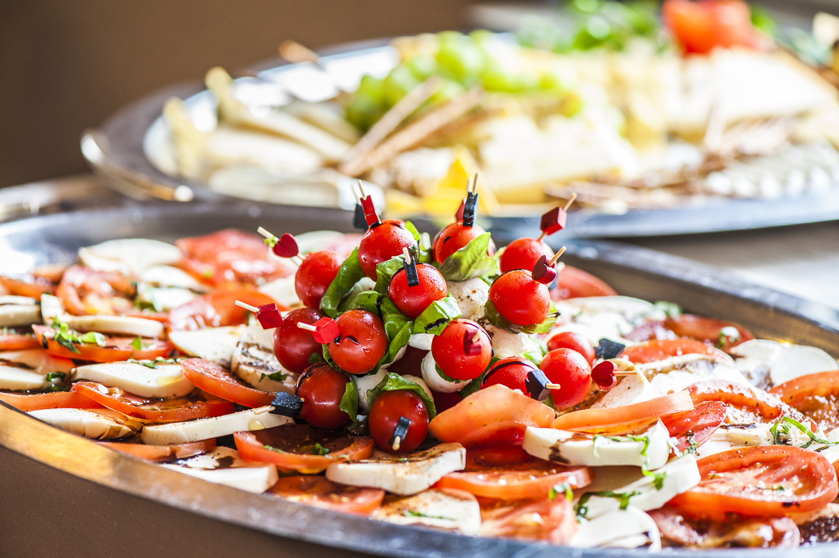 Käse- und Antipasti-Platte für Catering und Firmenfeiern