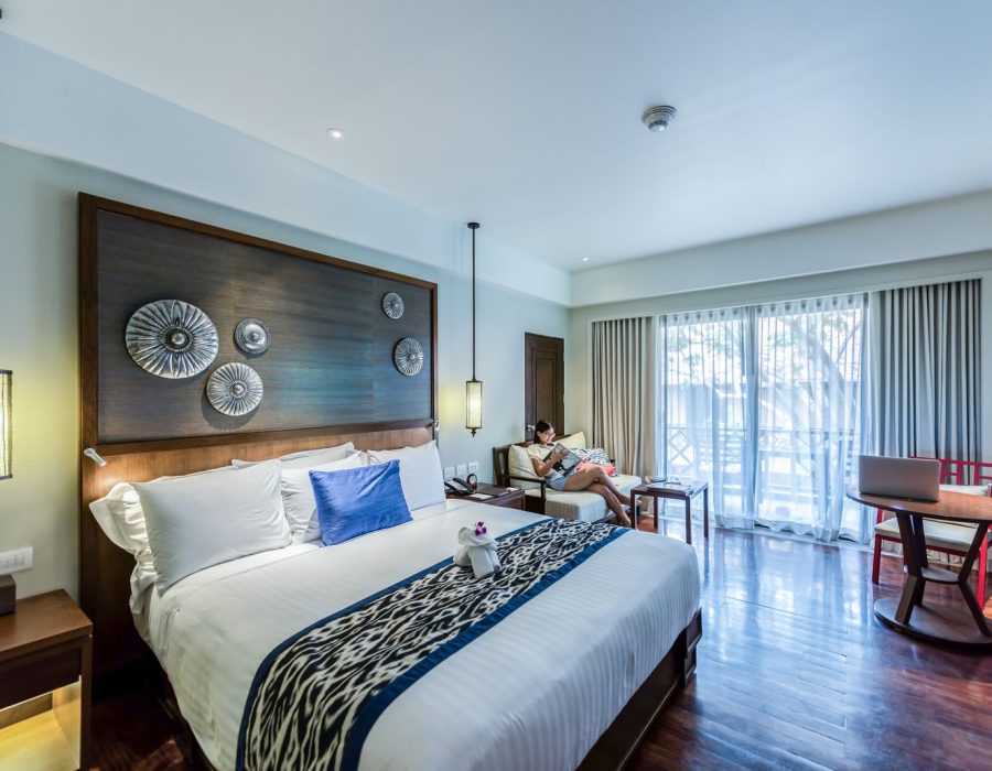 Gemütlich eingerichtetes Hotelzimmer mit Holzboden und Doppelbett