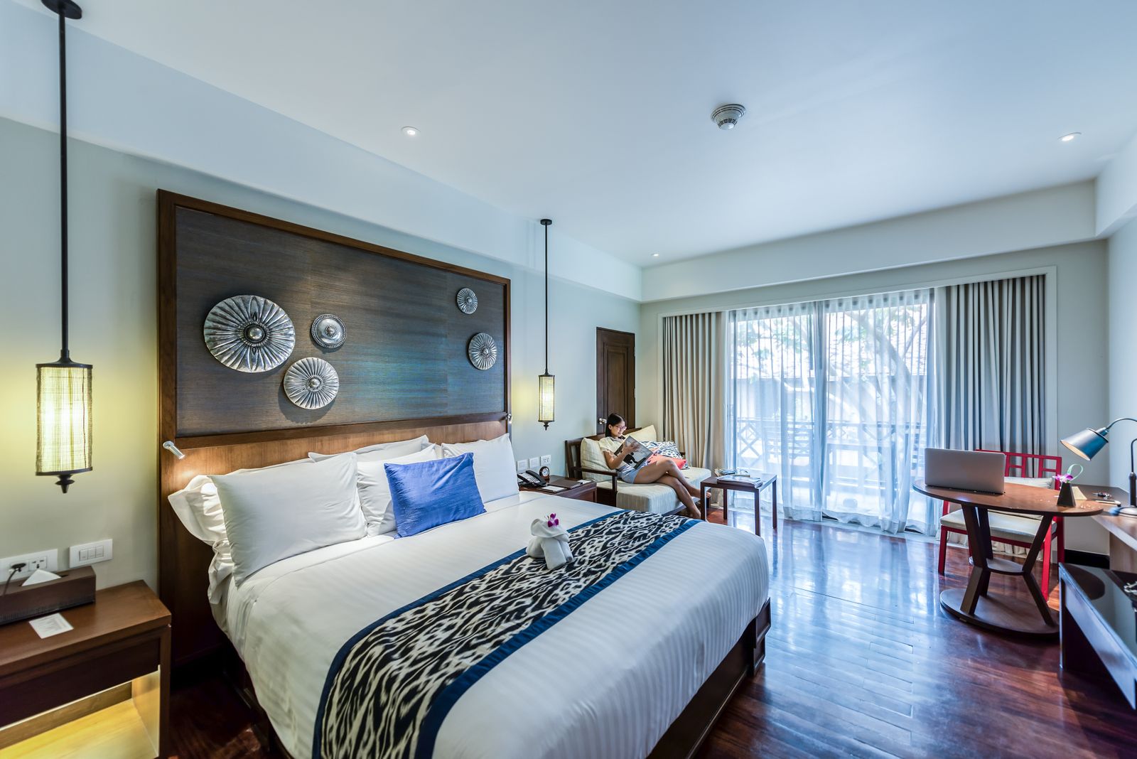 Gemütlich eingerichtetes Hotelzimmer mit Holzboden und Doppelbett