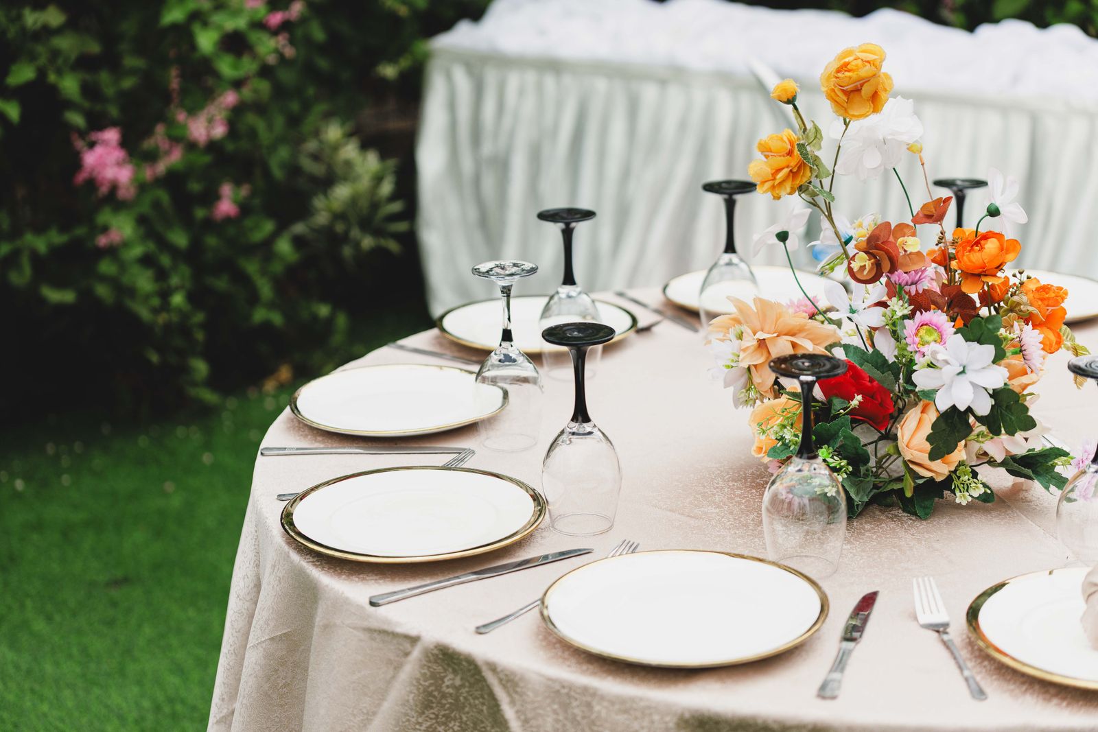 Festlich gedeckter Tisch mit Blumendekoration für Feiern